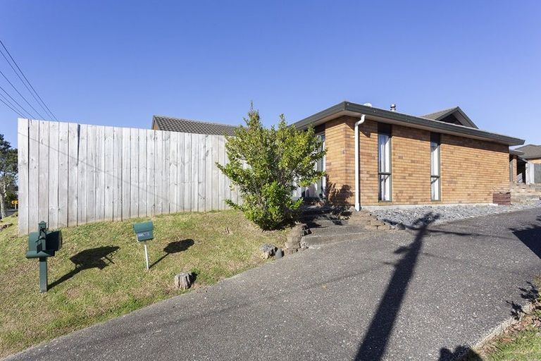 Photo of property in 4 Cliff View Drive, Green Bay, Auckland, 0604