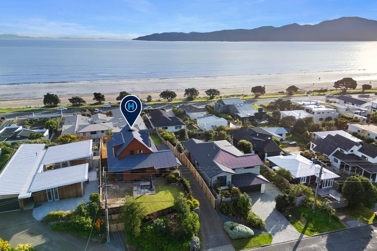 Photo of property in 128 Seaview Road, Paraparaumu Beach, Paraparaumu, 5032