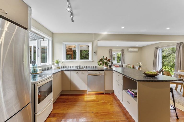 Photo of property in 25 Kiriwai Road, Paremata, Porirua, 5024
