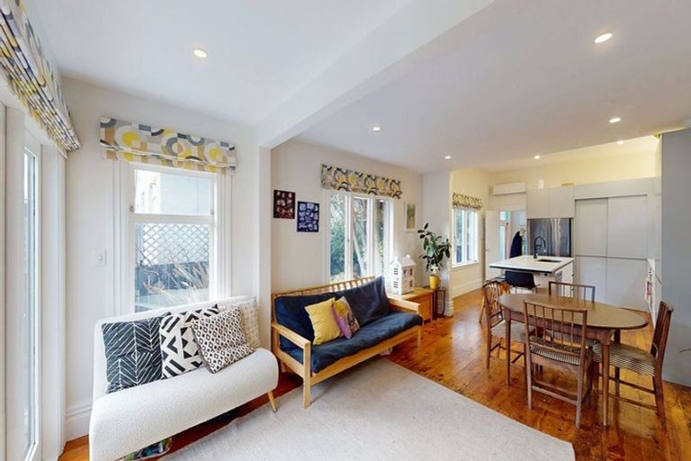 Photo of property in 188 The Parade, Island Bay, Wellington, 6023