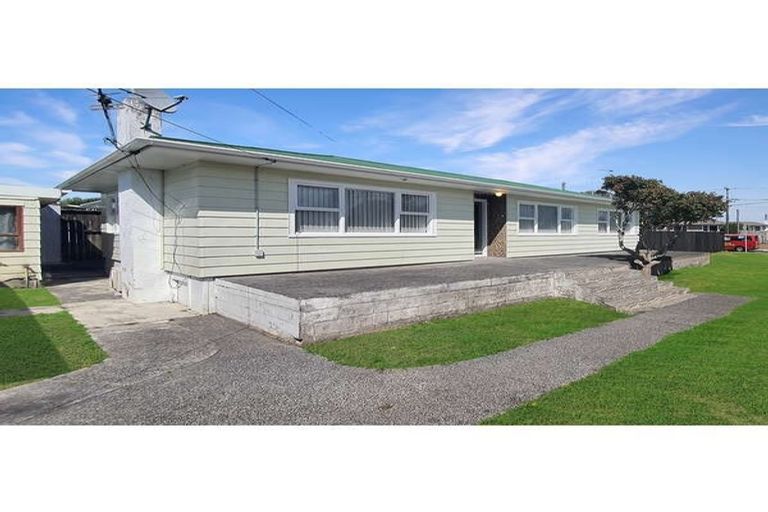 Photo of property in 24 Stokes Avenue, Te Atatu Peninsula, Auckland, 0610