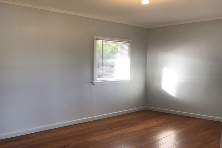 Photo of property in 48 Savoy Road, Glen Eden, Auckland, 0602