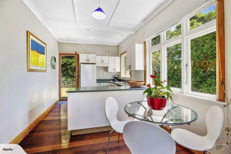 Photo of property in 49 Hungerford Road, Lyall Bay, Wellington, 6022