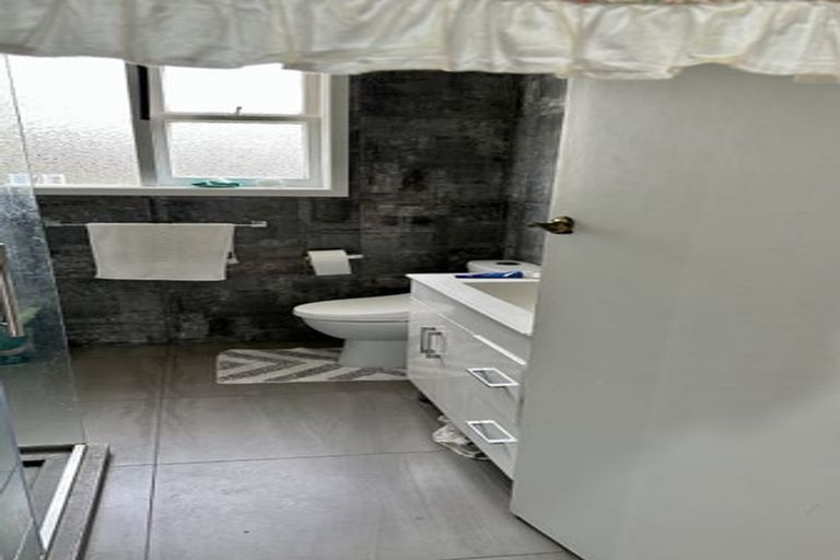 Photo of property in 1/174 Lake Road, Northcote, Auckland, 0627