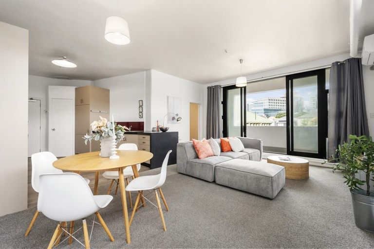 Photo of property in Endeavour Apartments, 18/125u Thorndon Quay, Pipitea, Wellington, 6011