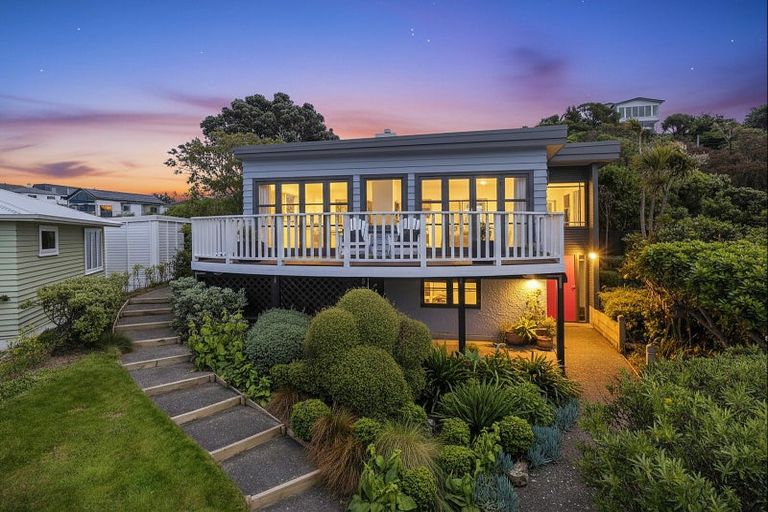 Photo of property in 22 Tai Paku Paku Road, Karaka Bays, Wellington, 6022