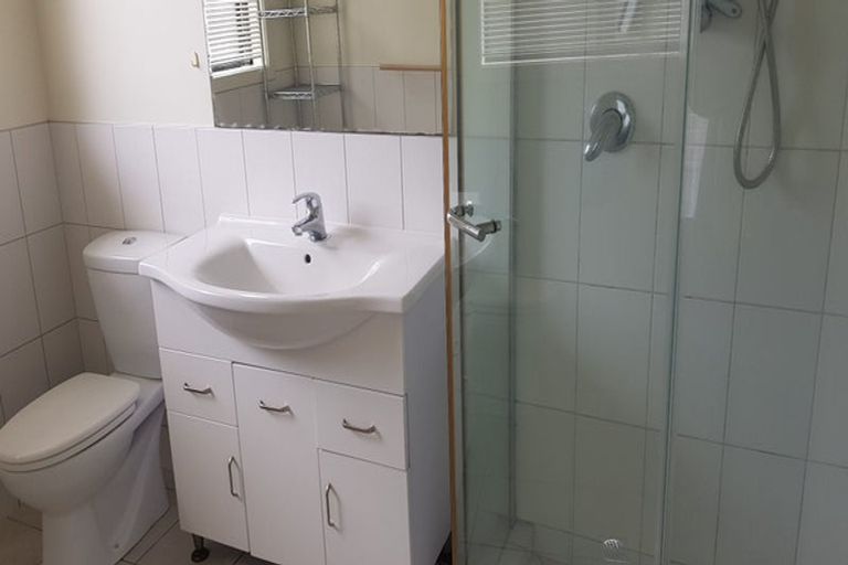 Photo of property in 8c Schnapper Rock Road, Schnapper Rock, Auckland, 0632