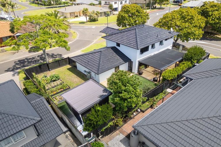 Photo of property in 2 Tollana Road, Te Atatu Peninsula, Auckland, 0610