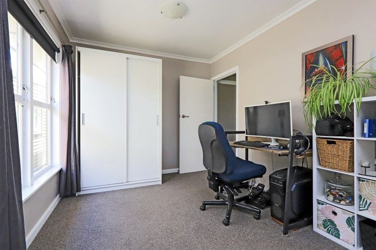Photo of property in 8 Neeve Place, Taradale, Napier, 4112
