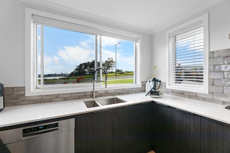 Photo of property in 32 Omahuru Road, Glenbrook, 2681