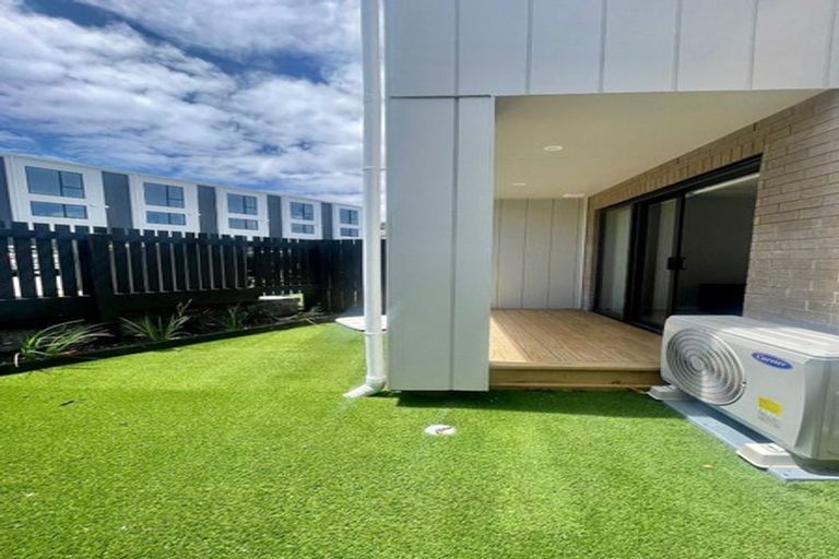 Photo of property in 2 Mikoikoi Crescent, Mangere Bridge, Auckland, 2022