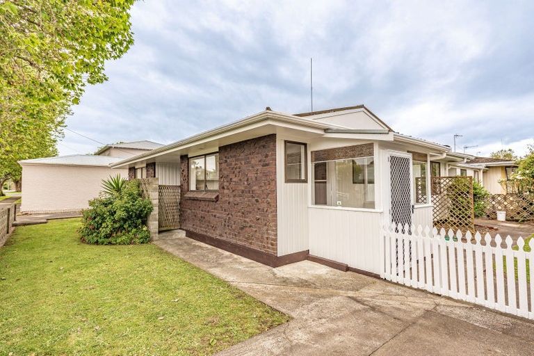 Photo of property in 2 Parkes Avenue, Saint Johns Hill, Whanganui, 4501