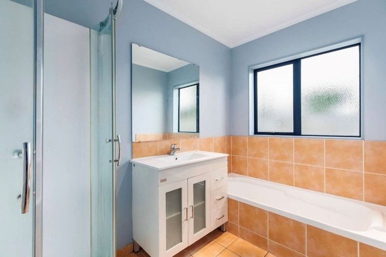 Photo of property in 100a Manuroa Road, Takanini, 2112