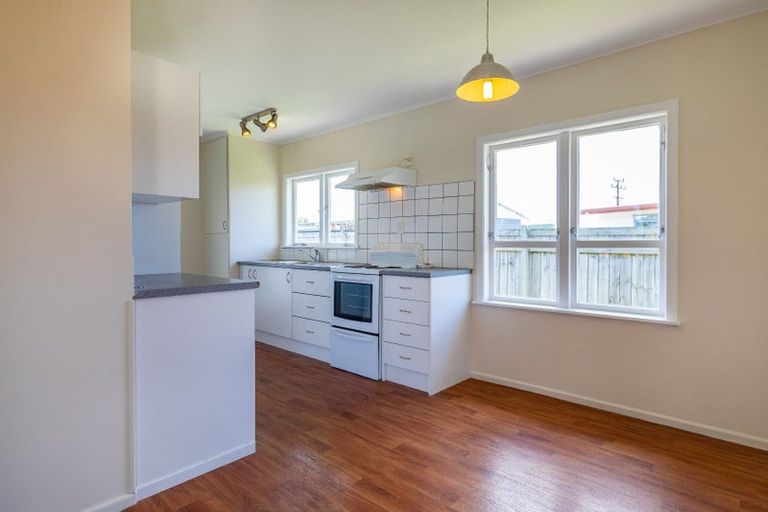 Photo of property in 3 Phelps Place, Glendene, Auckland, 0602
