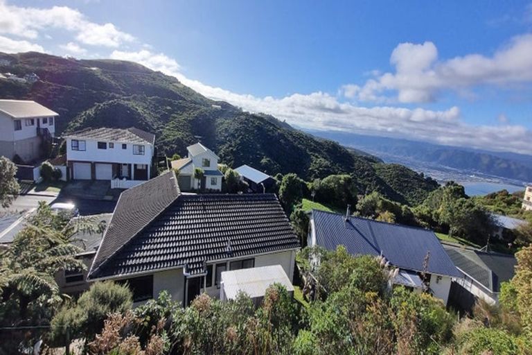 Photo of property in 11 Fernhaven Grove, Newlands, Wellington, 6037