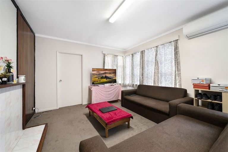 Photo of property in 2 Fruitvale Road, New Lynn, Auckland, 0600