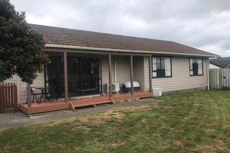 Photo of property in 22 Evesham Place, Newlands, Wellington, 6037