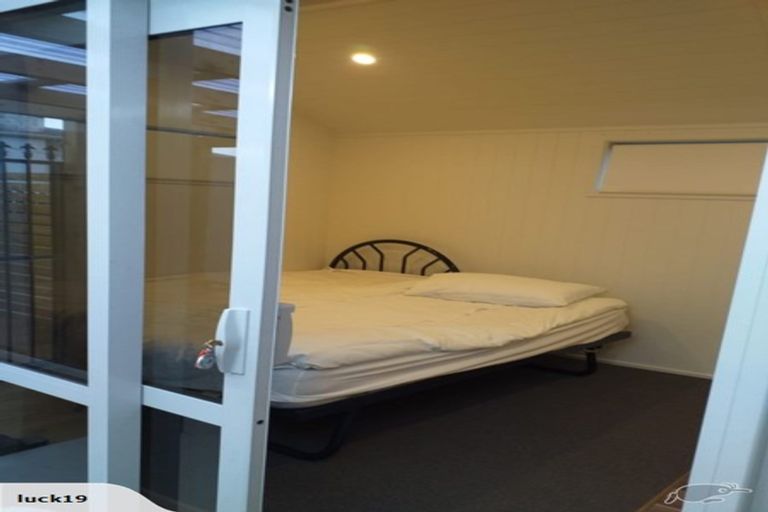 Photo of property in 28 Golf Road, New Lynn, Auckland, 0600