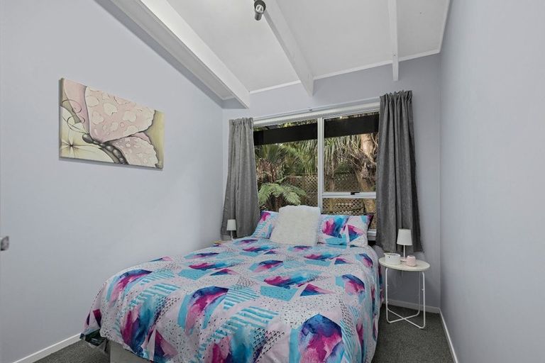 Photo of property in 16 Napuka Road, Henderson Valley, Auckland, 0612