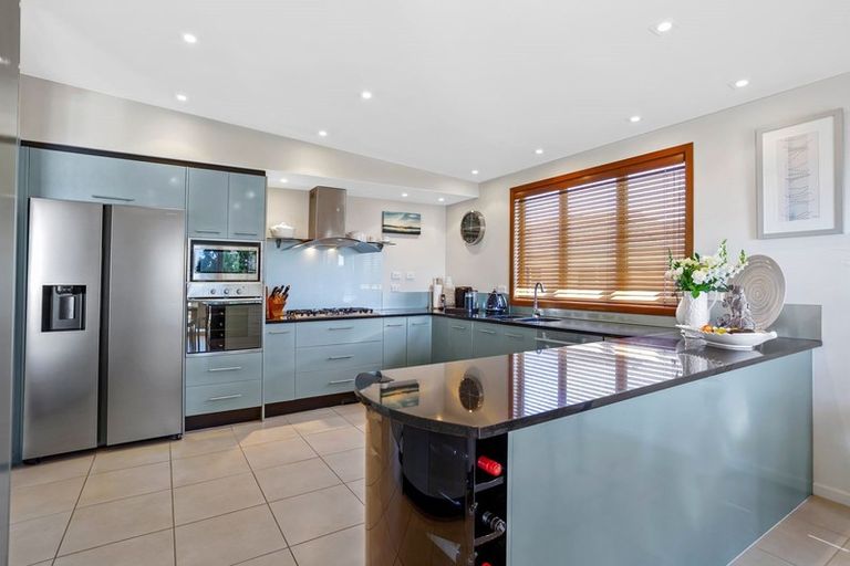 Photo of property in 8 Kawai Rise, Te Atatu Peninsula, Auckland, 0610