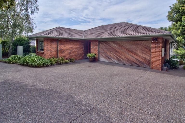 Photo of property in 13 La Roche Place, Northcote, Auckland, 0627