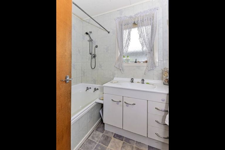 Photo of property in 1 Awakino Place, Manurewa, Auckland, 2102