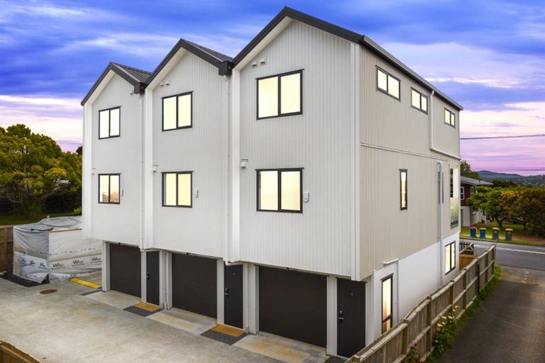 Photo of property in 4/113 Te Atatu Road, Te Atatu South, Auckland, 0610