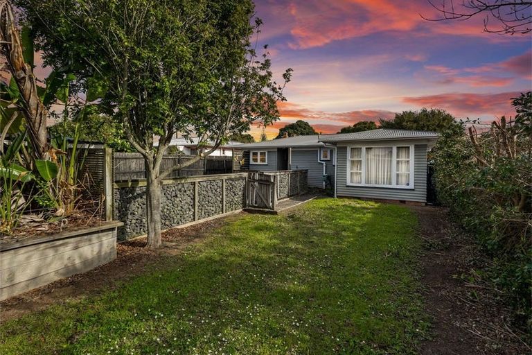 Photo of property in 69 Taikata Road, Te Atatu Peninsula, Auckland, 0610