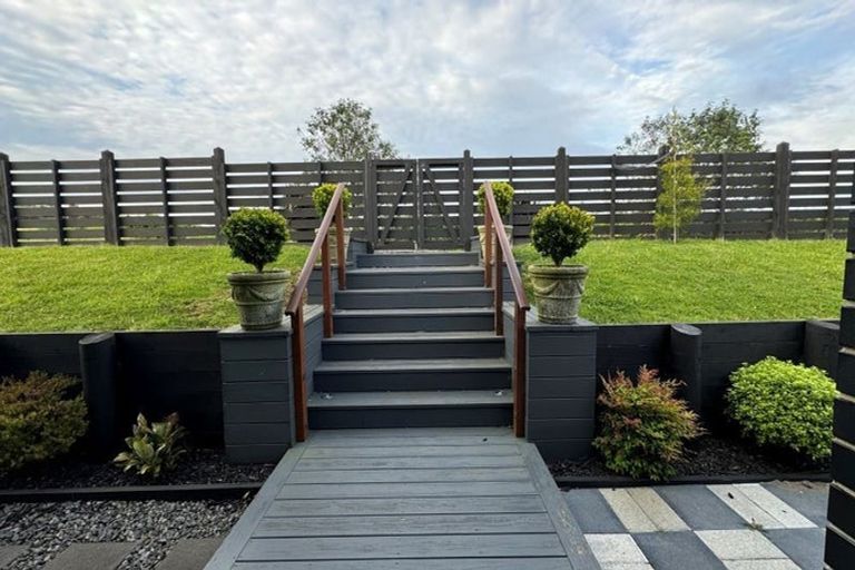 Photo of property in 17 Rowles Road, Pukekohe, 2120