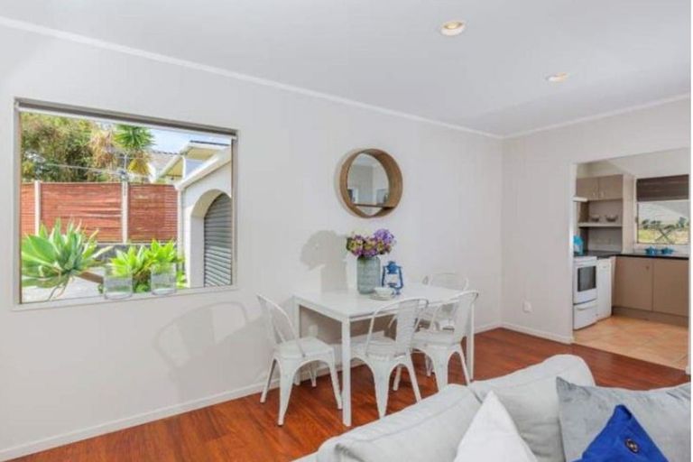 Photo of property in 2/14 Hollyhock Place, Browns Bay, Auckland, 0630