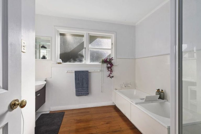 Photo of property in 15a Romney Square, Tawa, Wellington, 5028