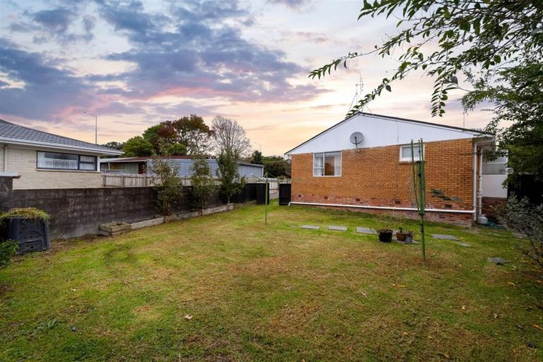 Photo of property in 2/102 Mcleod Road, Te Atatu South, Auckland, 0610