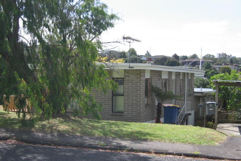 Photo of property in 1/11 Ayton Drive, Totara Vale, Auckland, 0629