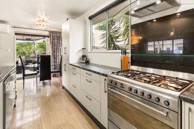 Photo of property in 12 Quo Vadis Place, Red Beach, 0932