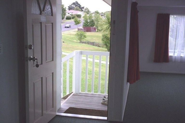 Photo of property in 2/2 Rook Place, Unsworth Heights, Auckland, 0632