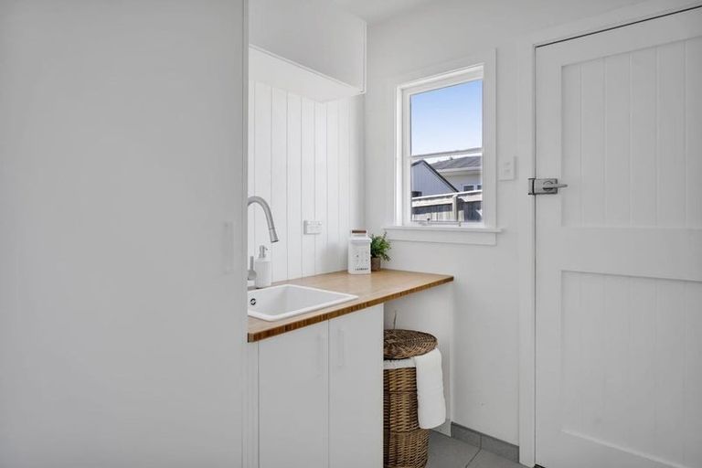 Photo of property in 15 Alberta Road, Glen Avon, New Plymouth, 4312