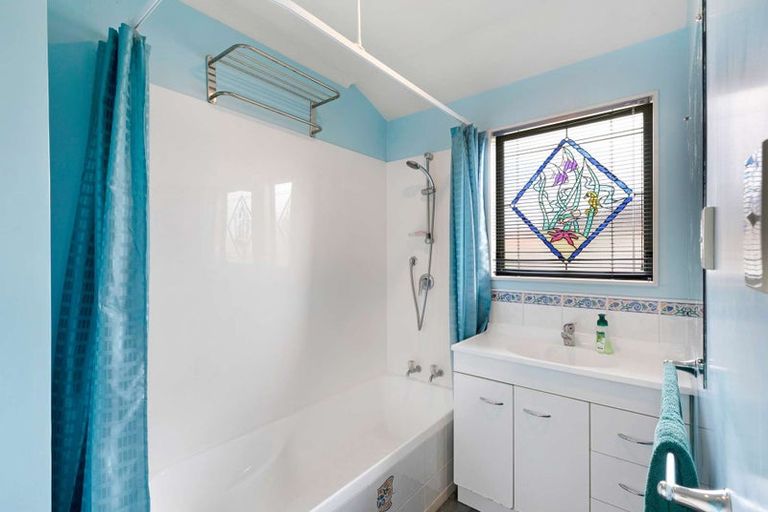 Photo of property in 18 Liddesdale Place, Papakura, 2110