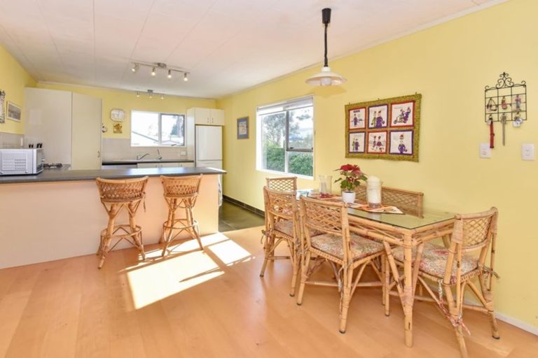 Photo of property in 24 Bertram Road, Kawakawa Bay, Papakura, 2585