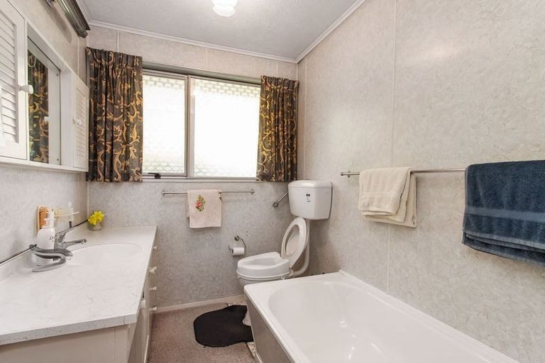 Photo of property in 427 Memorial Avenue, Burnside, Christchurch, 8053