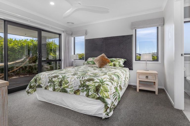 Photo of property in 2 Roundhouse Close, Whitby, Porirua, 5024