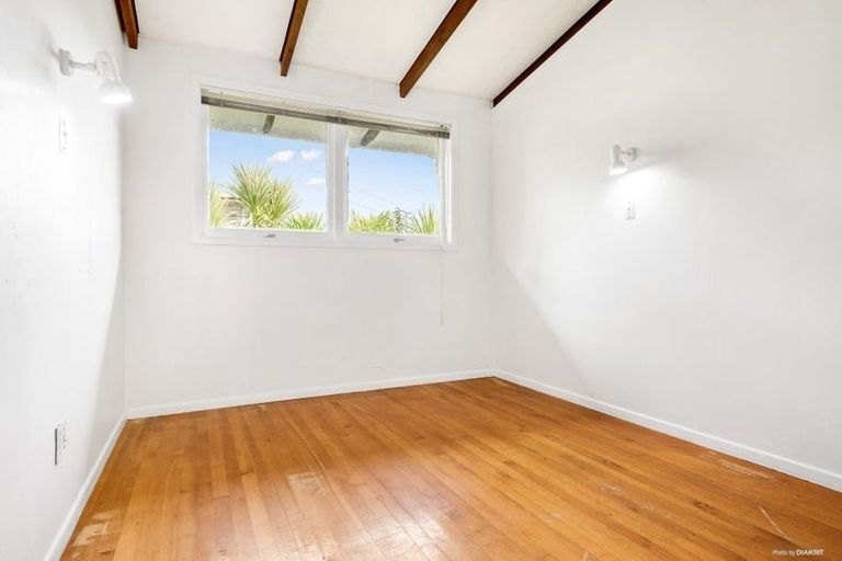 Photo of property in 28 Sunnyfield Crescent, Glenfield, Auckland, 0629