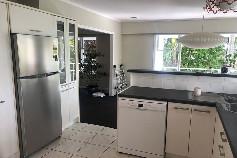 Photo of property in 1/1 Sylvan Park Avenue, Milford, Auckland, 0620