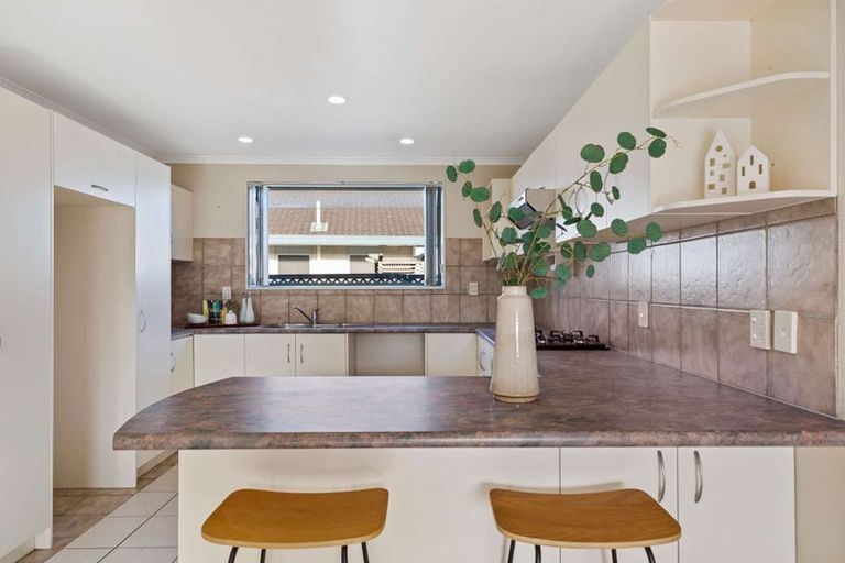 Photo of property in 14 Magnolia Drive, Waiuku, 2123