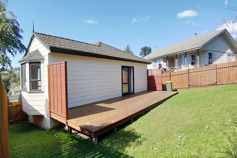 Photo of property in 2/1 Landsdale Place, Massey, Auckland, 0614