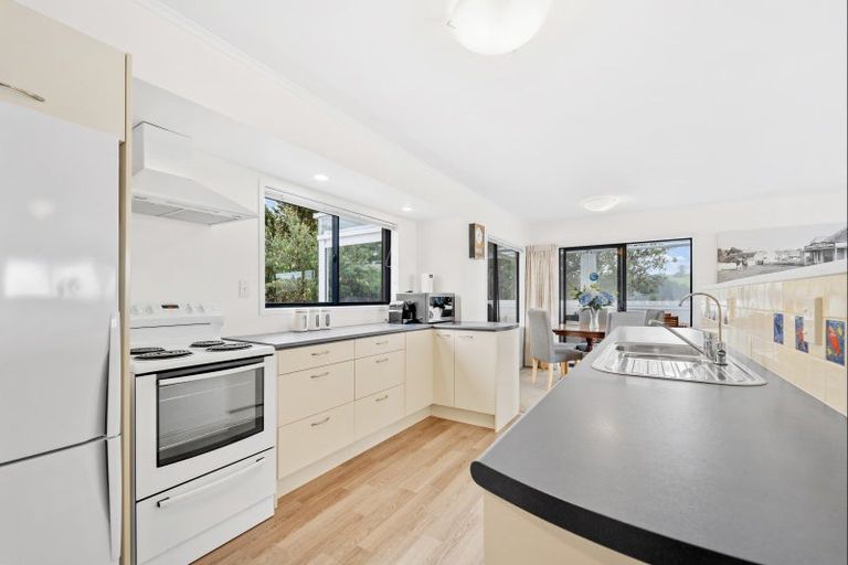 Photo of property in 4 Kookaburra Drive, Tawharanui Peninsula, Warkworth, 0986
