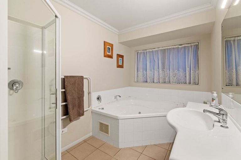Photo of property in 45 Sapperton Drive, Henderson, Auckland, 0612