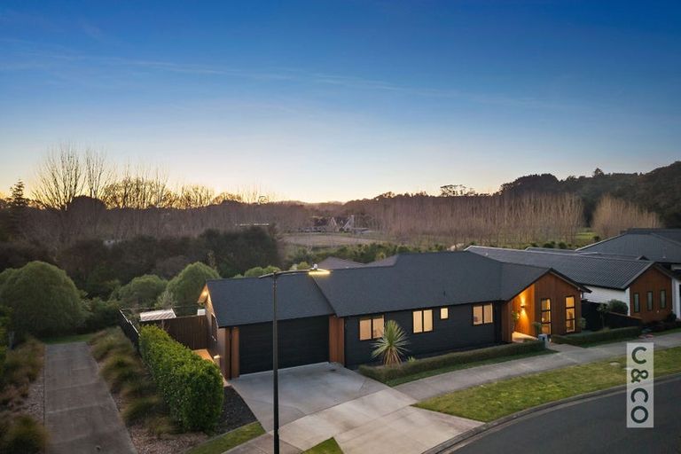 Photo of property in 21 Vogwill Road, Kumeu, 0810