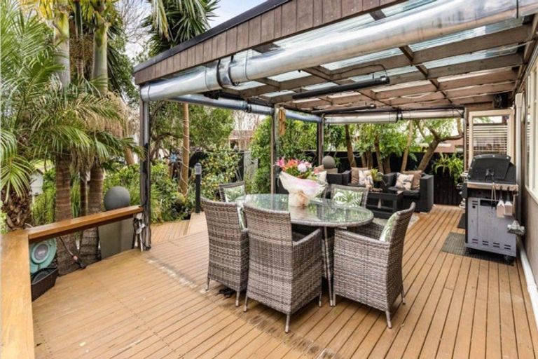 Photo of property in 12 Quo Vadis Place, Red Beach, 0932