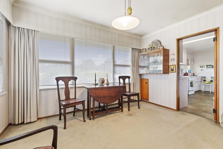 Photo of property in 40 Beach Road, Te Atatu Peninsula, Auckland, 0610