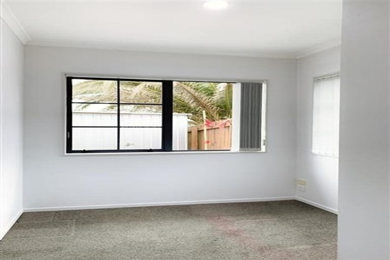Photo of property in 18 Plumstead Rise, Glen Eden, Auckland, 0602